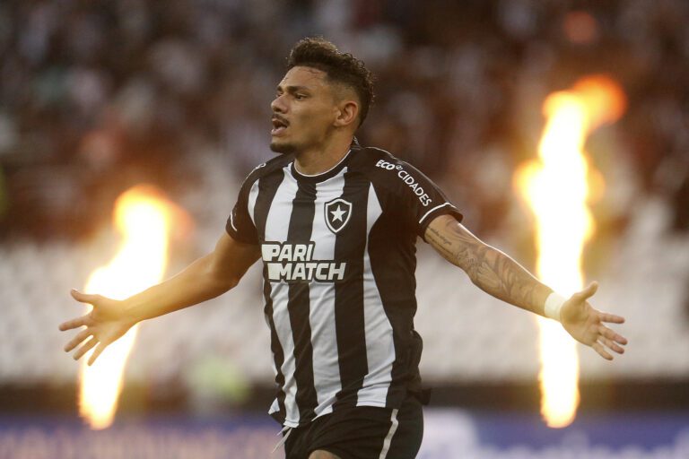Sem Luís Castro, Botafogo vence Vasco e mantém vantagem na ponta do Brasileiro