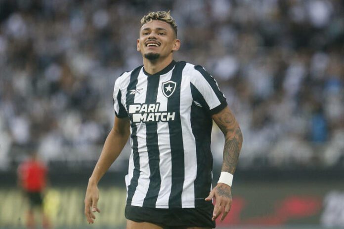 Tiquinho minimiza título simbólico e comemora momento do Botafogo: “Todo mundo corre”
