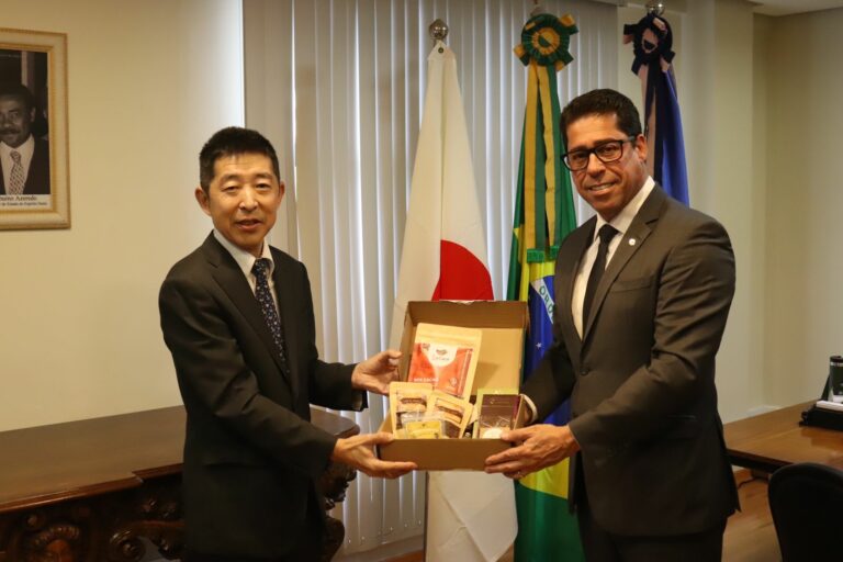Cônsul Geral do Japão e Cônsul Cultural visitam a Assembleia Legislativa do ES em busca de estreitar laços diplomáticos