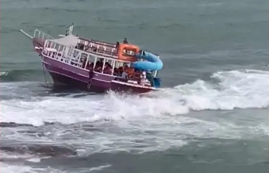 Guarapari: 41 passageiros de escuna são resgatados pela Capitania dos Portos