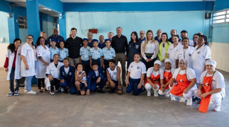 
                    ​Alunos de escola cívico-militar de Vila Velha também recebem uniforme                
