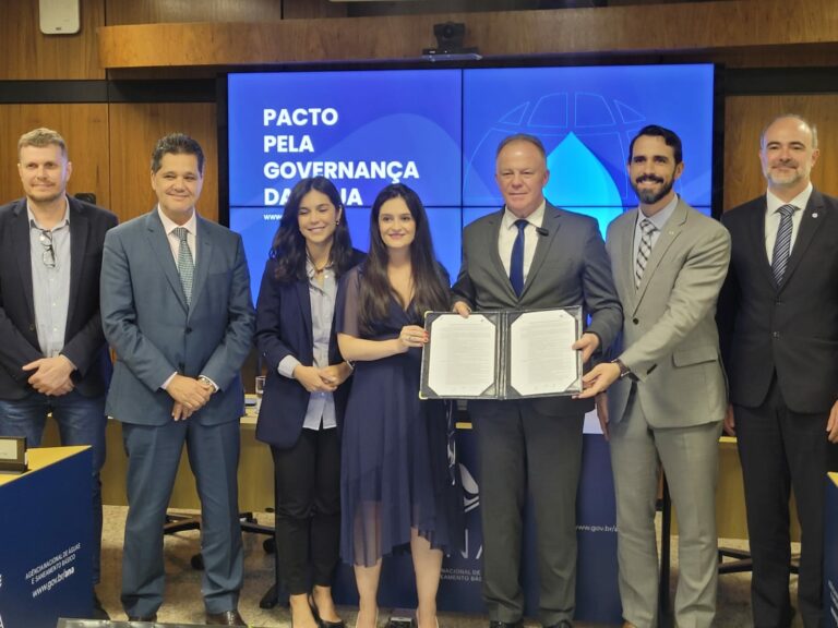 Governador Casagrande assina pacto pela governança da água no Estado