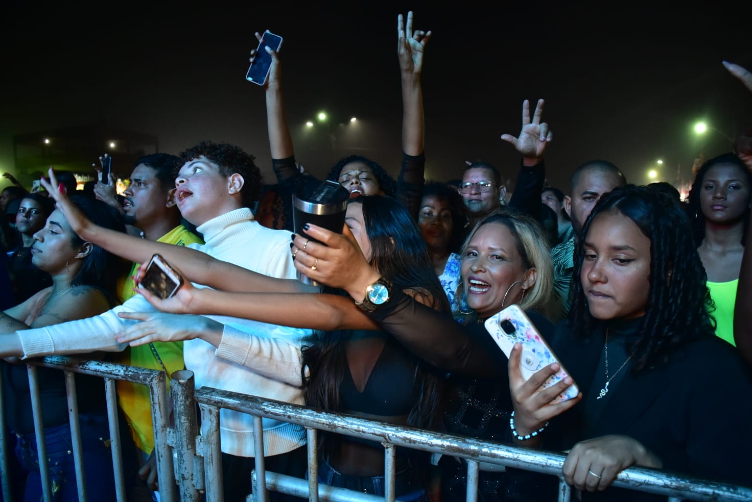 TRABALHADORES INFORMAIS COMEMORAM SUCESSO DA FESTA DE NOVA LIMA: COMUNIDADE COMEMORA TRATOR NOVO