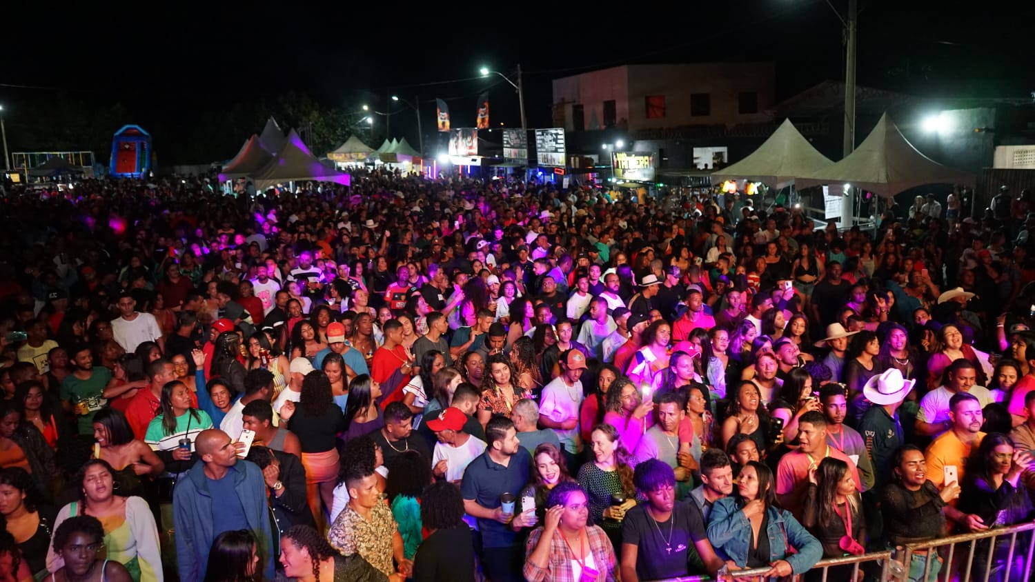 TRABALHADORES INFORMAIS COMEMORAM SUCESSO DA FESTA DE NOVA LIMA: COMUNIDADE COMEMORA TRATOR NOVO