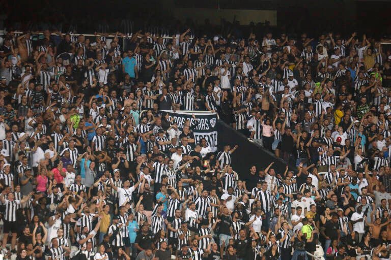 Botafogo anuncia ingressos esgotados para duelo com o Inter pelo Brasileirão