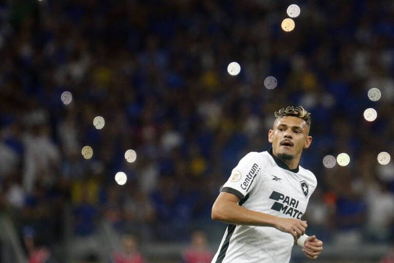 Botafogo confirma lesão no joelho, e Tiquinho precisará de cinco semanas para voltar