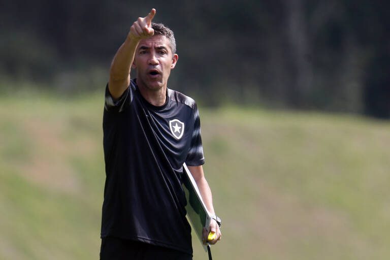 Botafogo deve definir chegada do zagueiro Bastos depois da janela