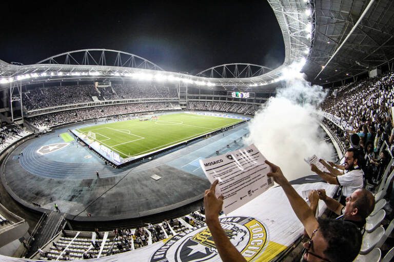 Bruno Lage defende grama sintética no estádio do Botafogo: “Vale mais do que um gramado ruim”