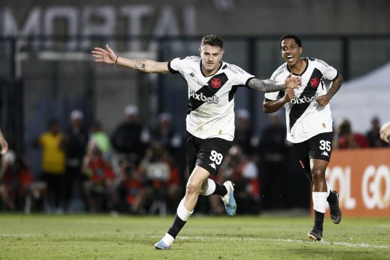 Com brilho de estreante, Vasco bate o Grêmio e renova esperança no Brasileirão