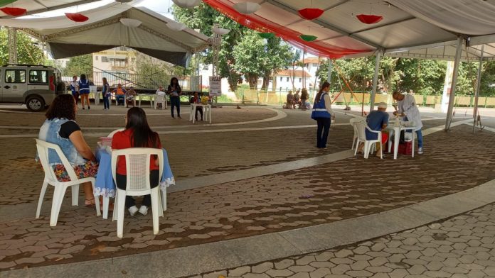 Creas realiza ação na Praça Adélio Lubiana para pessoas em situação de rua