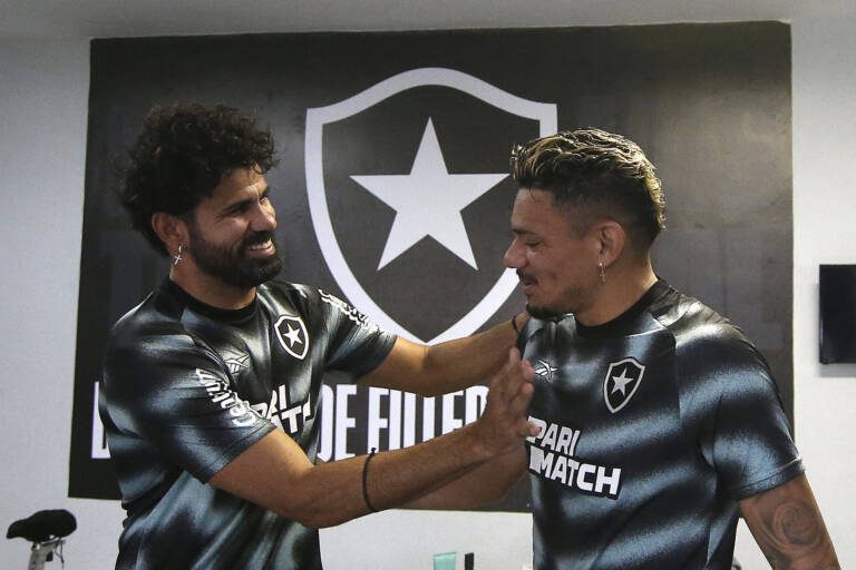 Diego Costa realiza exames médicos e conhece elenco do Botafogo