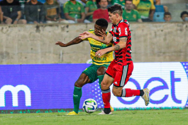 Ayrton Lucas lamenta derrota do Flamengo para o Cuiabá