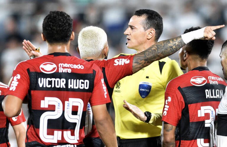 Gabigol culpa arbitragem por eliminação do Flamengo na Libertadores: “Roubo muito grande”