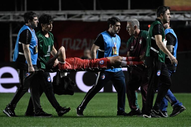 Médico fala sobre contusão de jogador do Argentino Juniors: “Nunca vi lesão assim”