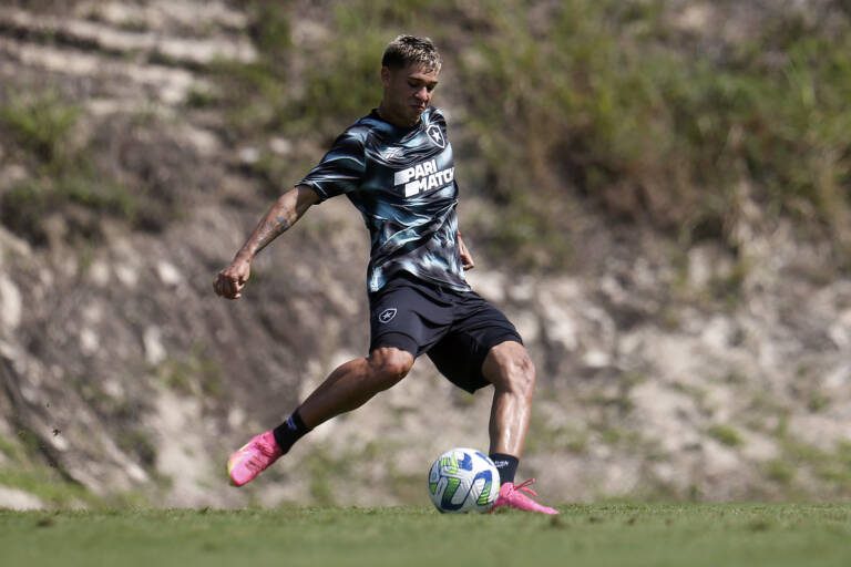 Lateral direito Mateo Ponte é regularizado no BID e pode estrear pelo Botafogo