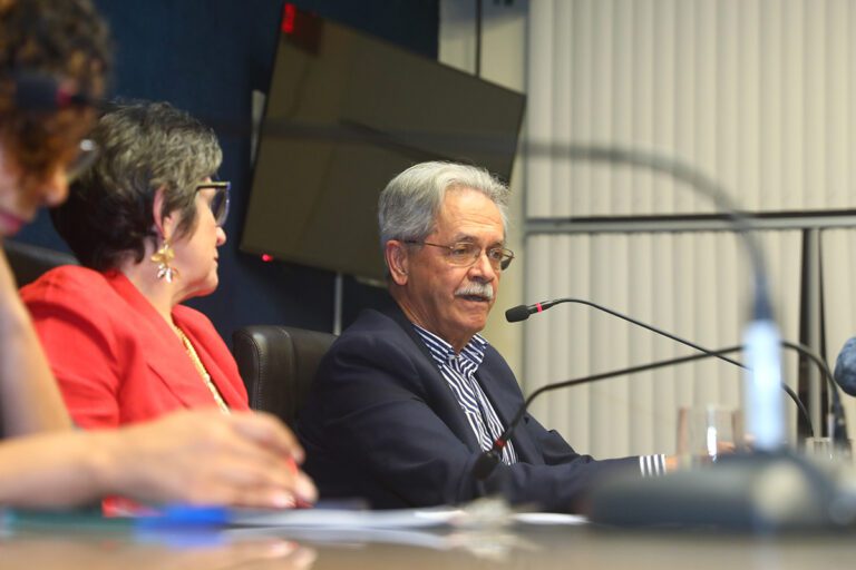 Nilmário Miranda defende democracia em debate na Ales