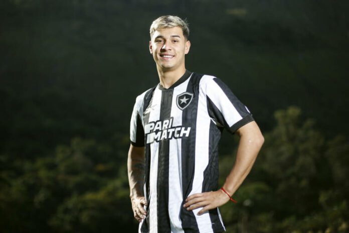 Novo reforço, uruguaio Mateo Ponte se apresenta para a torcida e celebra chance no Botafogo