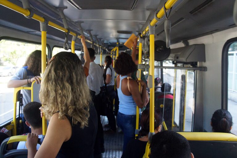 Projeto prevê campanha contra assédio em ônibus