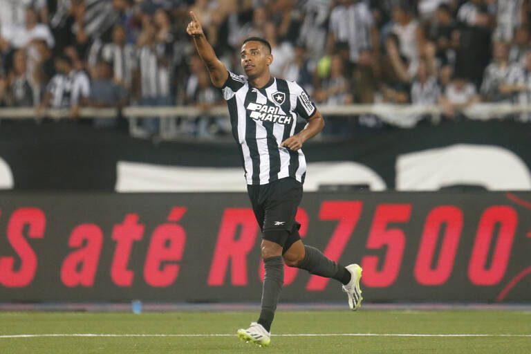 Victor Sá mira títulos pelo Botafogo: “Meu maior sonho”