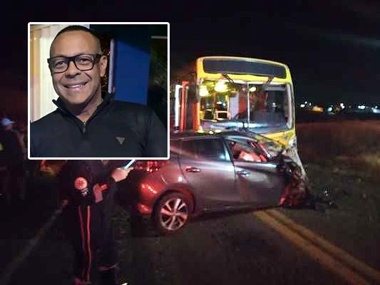 Marataízes: motorista morre preso às ferragens em colisão entre Toyota e ônibus