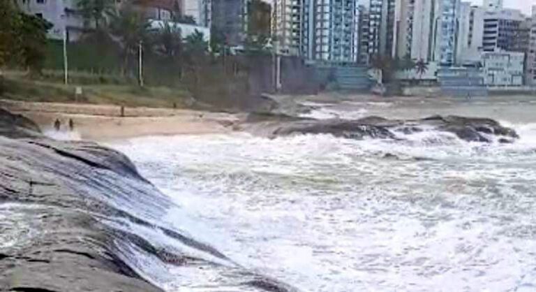 Guarapari: mais dois banhistas desaparecem na mesma praia que dois turistas de Minas Gerais também sumiram no final de julho