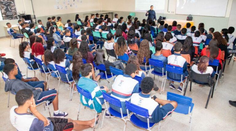 
                    ​Agosto lilás: escolas recebem palestra sobre violência doméstica                
