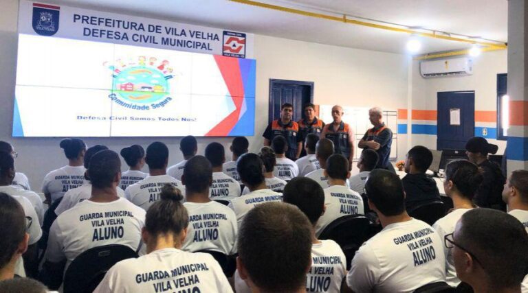 
                    ​Alunos do curso de formação da GMVV visitam a Defesa Civil                
