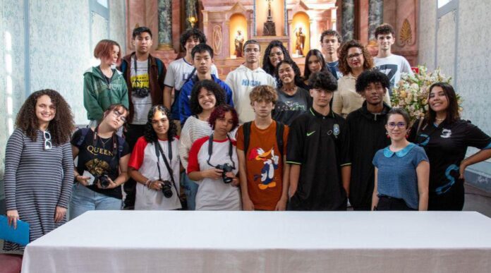 
                    ​Alunos participam de experiência fotográfica no sítio histórico de Vila Velha                
