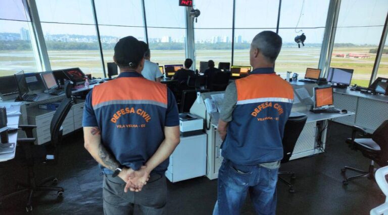 
                    ​Pilotos de drone visitam torre de controle do espaço aéreo capixaba                
