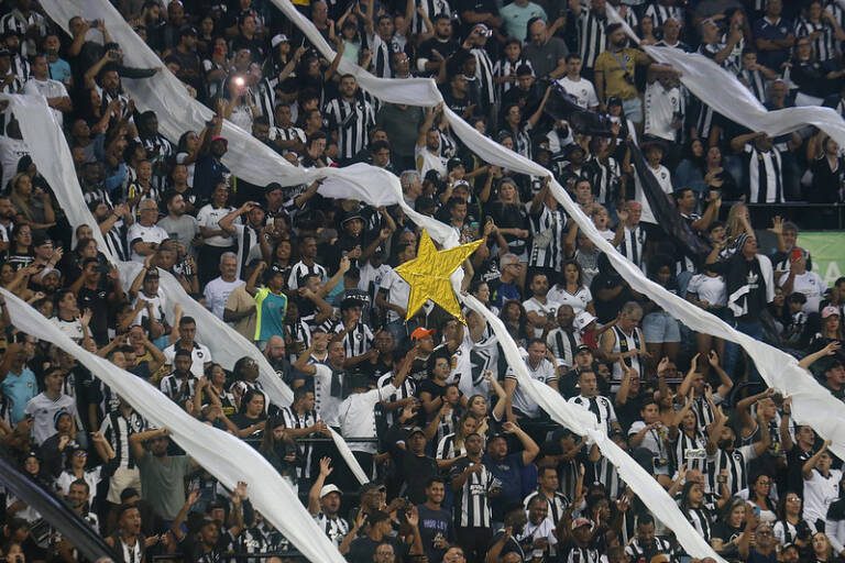 ​​​​​​​Eduardo enaltece virada do Botafogo sobre o Internacional e dedica vitória à torcida