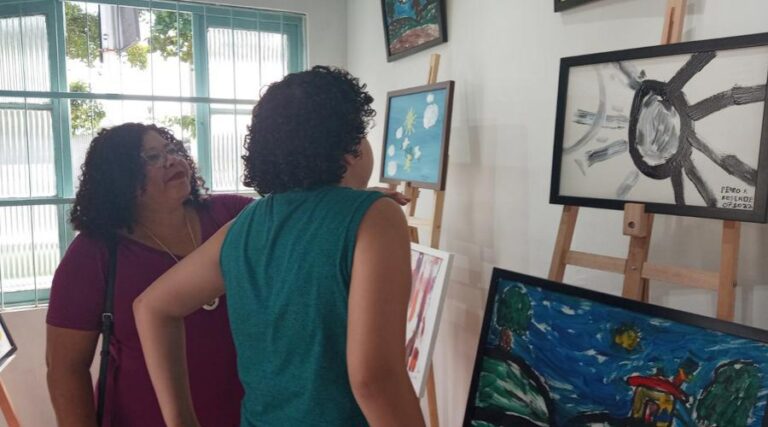 
                    Aluno com Transtorno do Espectro Autista realiza exposições de arte em escolas                
