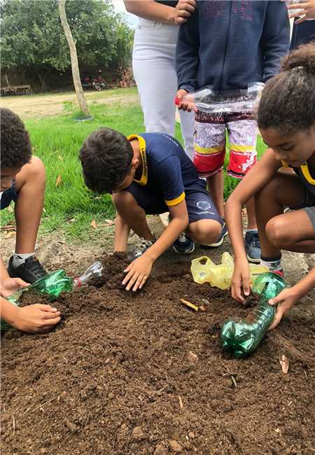 ALUNOS DO CEAG INICIAM PLANTIO DE SEMENTES PARA O PROJETO HORTA ESCOLAR