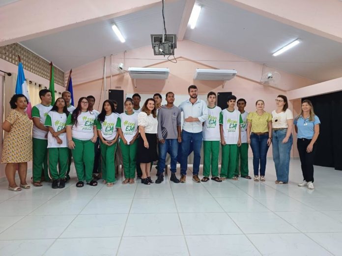 Nova Venécia faz doação de uniformes para as aulas dos alunos da EJA no Ifes