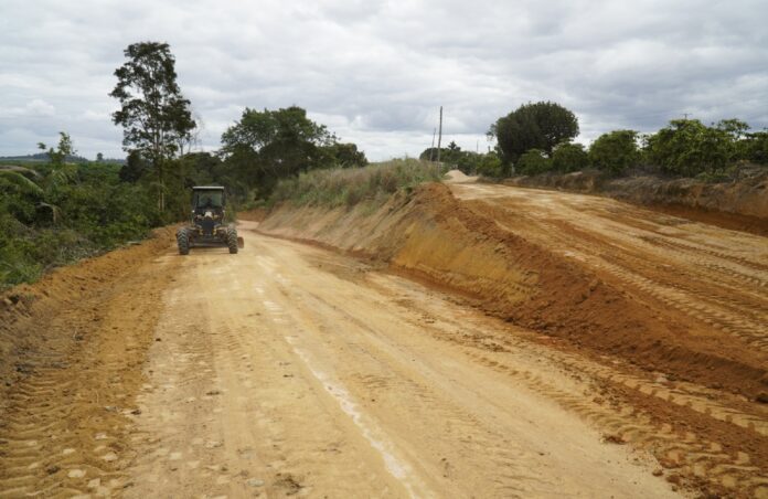 PREFEITURA EM AÇÃO: REVITALIZAÇÃO DE ESTRADAS RURAIS FAZ A DIFERENÇA PARA OS AGRICULTORES DE SÃO MATEUS