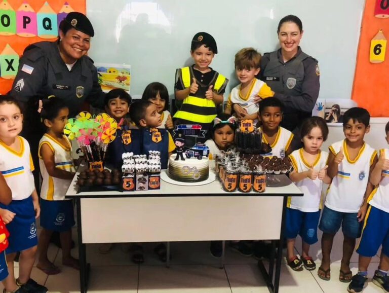 Marataízes: menino realiza sonho de comemorar aniversário com equipe da Polícia Militar