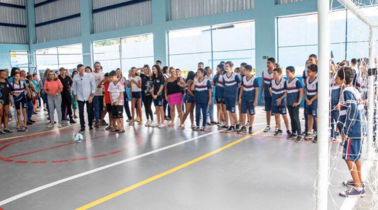 
                    ​Escola de Santos Dumont recebe quadra após 16 anos de espera                
