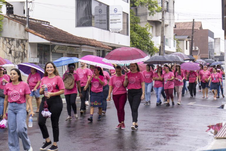 Caminhada pela vida no Outubro Rosa sensibiliza e conscientiza sobre o Câncer de Mama