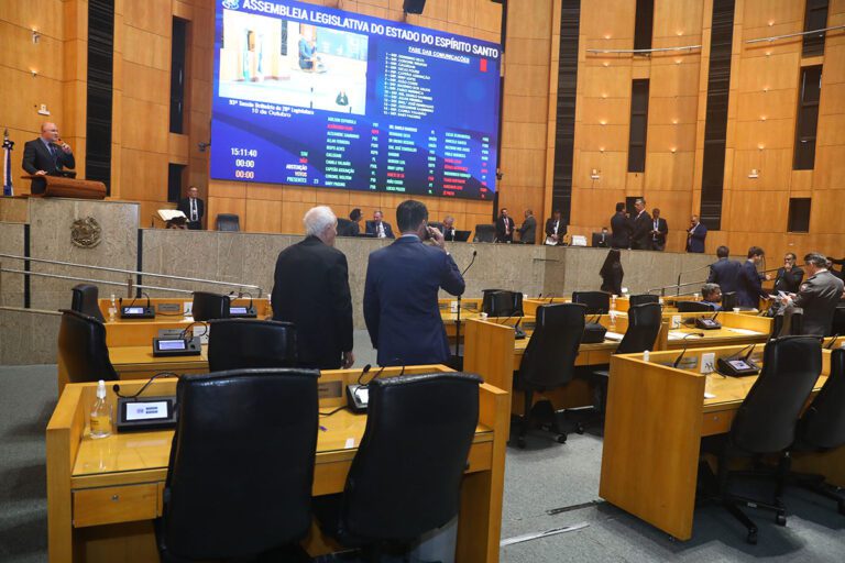 Deputados devem votar reajuste do magistério