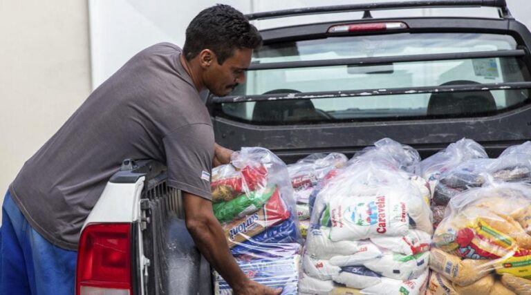 
                    Entidades recebem três toneladas de alimentos arrecadados no Jungle Fight                
