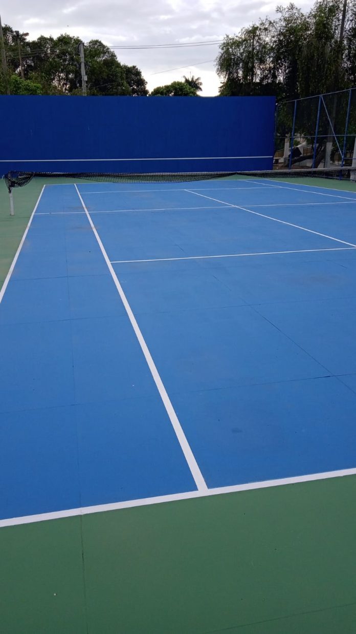 Quadra de tênis recebe restauração de rachaduras e nova pintura