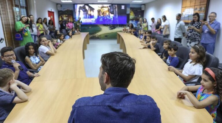 
                    ​Gabinete mirim: prefeito apresenta a alunos funções do Executivo municipal                
