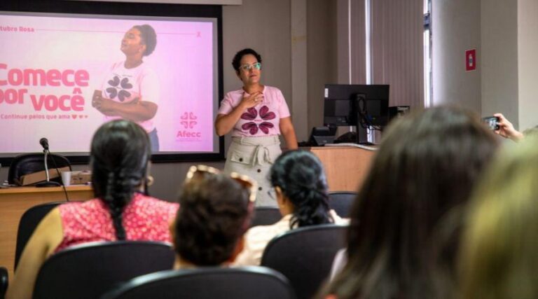 
                    ​Palestra alerta sobre prevenção do câncer de mama e do colo do útero                
