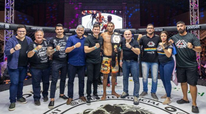 
                    ​Vitor Costa realiza promessa e sai campeão no Jungle Fight em Vila Velha                
