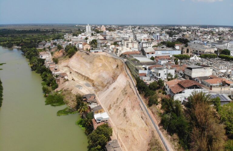 CONSTRUÇÃO DE CANALETAS E TRINCHEIRA PARA FUNDAÇÃO: OBRAS DE CONTENÇÃO DA LADEIRA DO BESOURO JÁ ENTRARAM NA SEGUNDA FASE