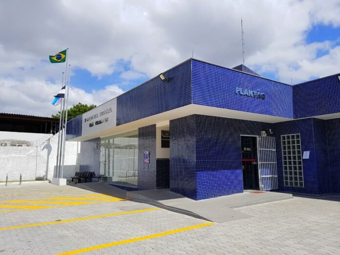 Policiais Civis recebem elogio e reconhecimento de moradora de Brasília que teve aparelho celular recuperado em Vila Velha