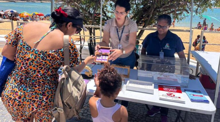 
                    ​Ação educativa contra a dengue movimentou a Praia da Costa                
