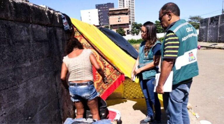 
                    ​Equipes buscam reintegrar pessoas em situação de rua                
