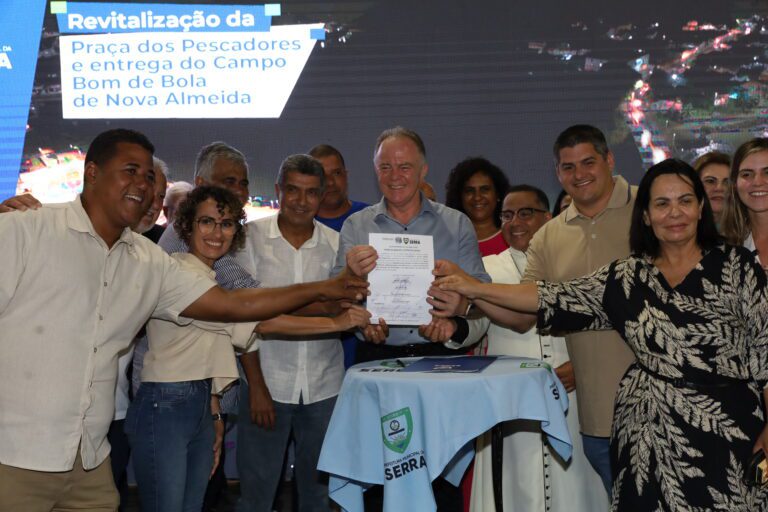 Governo do Estado entrega campo Bom de Bola e autoriza desobstrução do Rio Reis Magos, na Serra