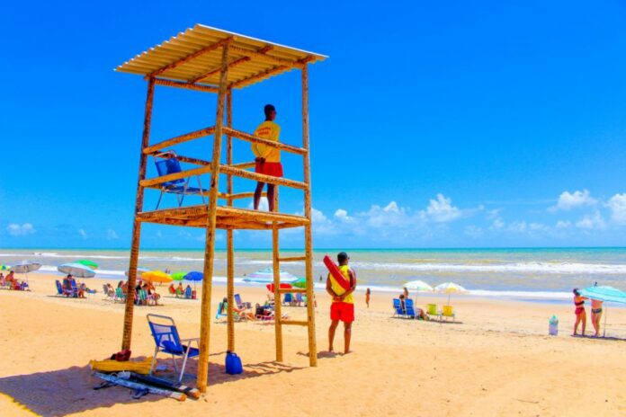 Guarda-vidas começam atuar nas praias de Linhares neste fim de semana   		