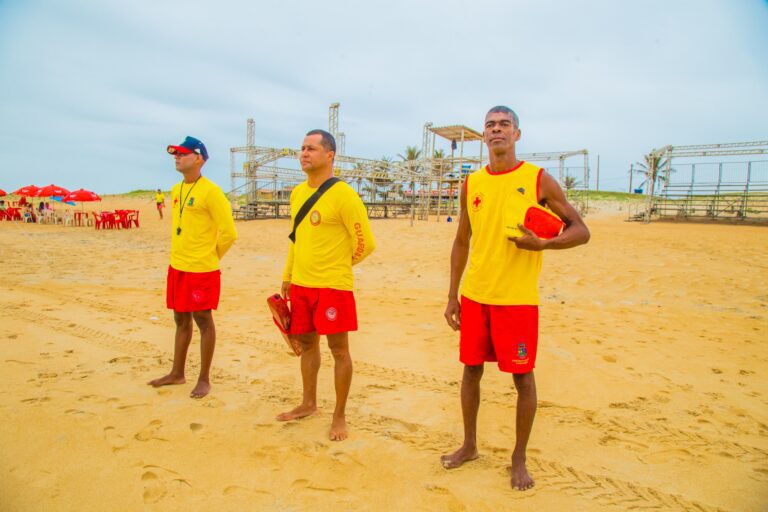 Praia Segura: guarda-vidas já estão atuando nos balneários de Linhares   		